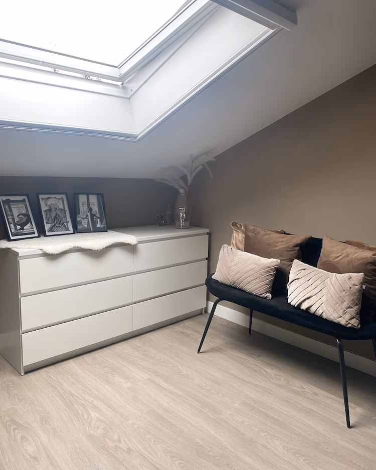Inspiratie afbeelding van een woonkamer met een zwarte bank