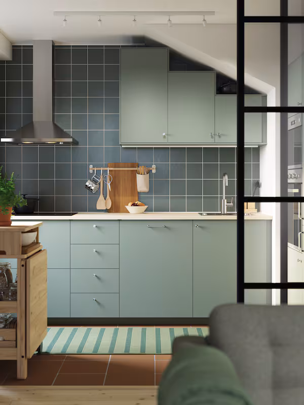 Een afbeelding van een groene keuken