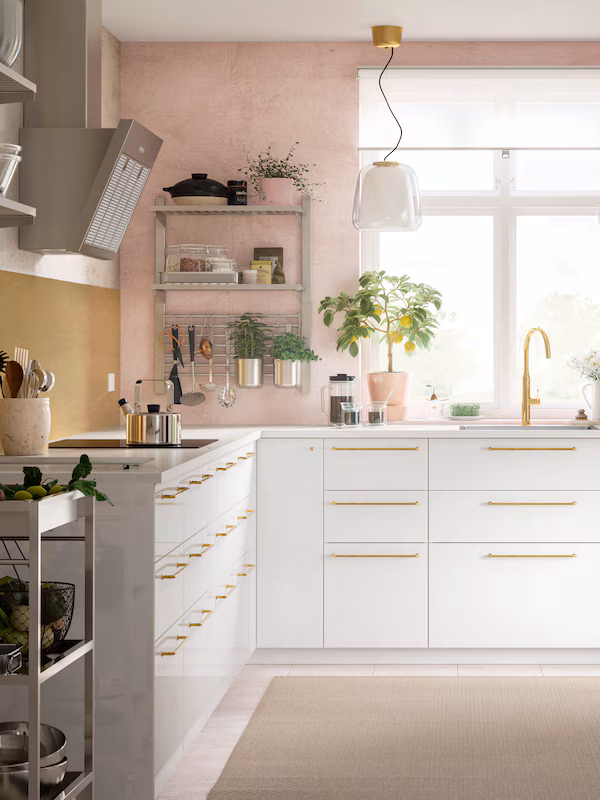 Een afbeelding van een witte keuken